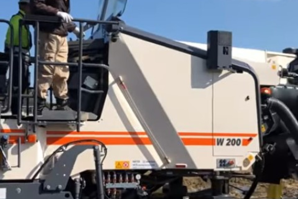 ICT施工 路面切削の様子の画像